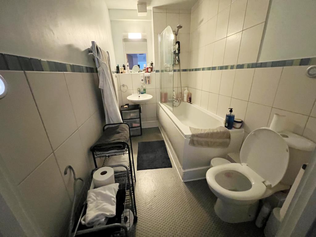 Lot: 28 - TWO-BEDROOM CITY CENTRE FLAT - 